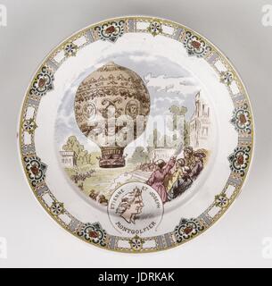 Platte aus Digoin Sarreguemines Fayence Hommage an Gebrüder Montgolfier - erste Ballon Reise 21. November 1783 am Ende des 19. Jahrhunderts 20,5 cm Durchmesser Sammlung Müller-Quênot von November 1782 Gebrüder Montgolfier verschiedene aerostatischen Experimente in Arronay, Vivarais, dann in Paris durchgeführt. Am 19. September 1783 stieg ein Ballon in der Gerichtshof d ' honneur des Château de Versailles mit sich tragen, ein Schaf, Hahn und eine Ente in einen Weidenkorb. Am 21. November 1783 an der Château De La Muette in Paris stieg Jean-François Pilâtre de Rozier und Marquis d'Arlandes ich Stockfoto