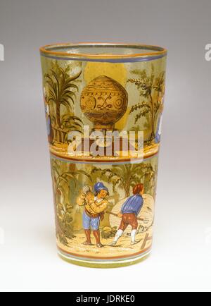 Emaille-Vase aus Deutschland Vase dekoriert mit drei Designs der ersten aerostatischen Experimente im Jahr 1783 landete der erste Wasserstoff-Ballon in Gonesse, erschreckend, die Einheimischen, die den Ballon am 27. August 1783 zerstört.  Die erste Antenne Reise durch Jean-François Pilâtre de Rozier und Marquis d'Arlandes, das Château De La Muette am 21. November 1783.  Charles und Robert der zweiten Antenne Reise am 1. Dezember 1783.  Zu Beginn des 19. Jahrhunderts Glas Emaille (H. 21,4 cm, Durchmesser 13 cm) Müller-Quênot Sammlung Stockfoto