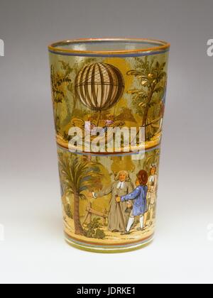 Emaille-Vase aus Deutschland Vase dekoriert mit drei Designs der ersten aerostatischen Experimente im Jahr 1783 landete der erste Wasserstoff-Ballon in Gonesse, erschreckend, die Einheimischen, die den Ballon am 27. August 1783 zerstört.  Die erste Antenne Reise durch Jean-François Pilâtre de Rozier und Marquis d'Arlandes, das Château De La Muette am 21. November 1783.  Charles und Robert der zweiten Antenne Reise am 1. Dezember 1783.  Zu Beginn des 19. Jahrhunderts Glas Emaille (H. 21,4 cm, Durchmesser 13 cm) Müller-Quênot Sammlung Stockfoto