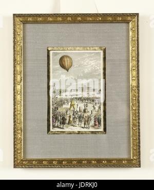 Ballon-ausziehen aus dem Champs de Mars am 27. August 1783, die am selben Tag in Gonesse abgestürzt.  Farbige Radierung gerahmt (14,7 x 12,4 cm) Müller-Quênot Sammlung auf 27. August um ca. 02:00 am Morgen, die aufgeblasenen Ballon war platziert in einem Wagen zu La Place des Victoires in den unbebauten Grundstücken des Champs de Mars transportiert werden. Sie führte durch le Pont Royal, dann la rue de Bourbon vor, die parallel mit den Invalides und l'École Militaire. Bei 05:00 kündigte ein Schuss den Beginn des Experiments. Der Ballon, frei von seiner Bindungen stieg schnell Stockfoto