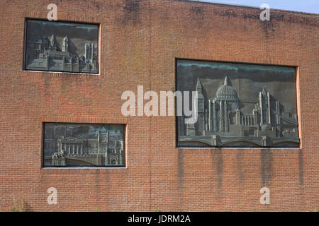 Messing-Gravuren auf hohe Wand in Newbury Stadt Zentrum abbildenden London, Oxford und Reading Stockfoto