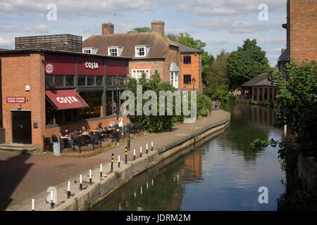 Leinpfad neben Kennet und Avon in Newbury Stadtzentrum mit Costa Coffee-Shop am Nachmittag warme Spätfrühling Stockfoto