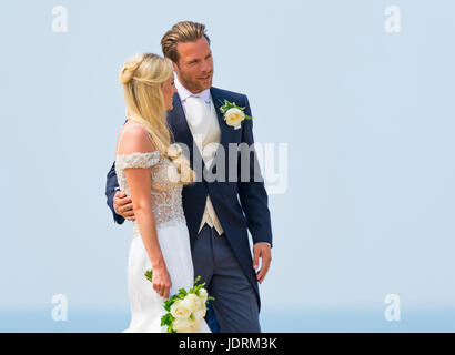 Braut und Bräutigam an einem Strand mit Fotos für ihre Hochzeit. Ehepaar. Zu heiraten. Tag der Ehe. Stockfoto