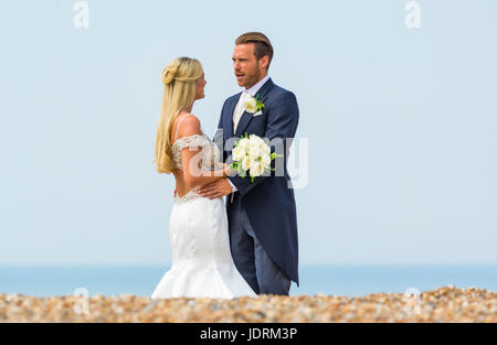Braut und Bräutigam an einem Strand mit Fotos für ihre Hochzeit. Ehepaar. Zu heiraten. Tag der Ehe. Stockfoto
