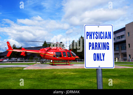 Kalispell, Montana, USA - 19. Juni 2017: Arzt Parken nur Zeichen vor einem Air Ambulance in Kalispell Regional Medical Center Stockfoto