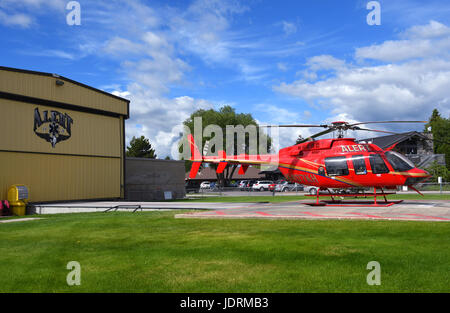 Kalispell, Montana, USA - 19. Juni 2017: alert Air Ambulance Hubschrauber auf dem helipad kalispell Regional Medical Center. Stockfoto