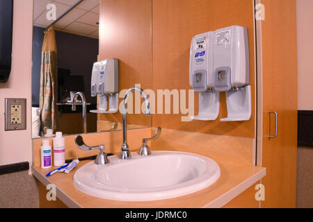 Kalispell, Montana, USA - 19. Juni 2017: Waschbecken in einem Krankenhaus mit hand Sanitzer und Seifenspendern und Pflegeprodukte. Stockfoto