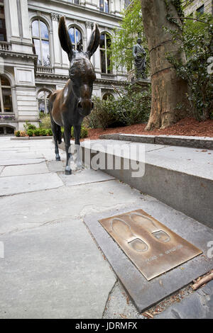 Esel und Fußabdrücke von den demokratischen und republikanischen Parteien im Gelände alte Rathaus Gebäude Boston USA Stockfoto