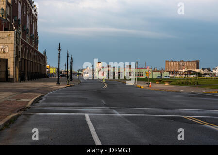 Asbury Park, NJ--14. Juni 2017 ist Ocean Avenue außerhalb von Asbury Park Convention Hall schon früh an einem regnerischen Sommermorgen. Nur zur redaktionellen Verwendung. Stockfoto