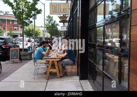 Asbury Park, NJ USA--18. Juni 2017 - Gäste sitzen an Tischen im Freien in Asbury Park an einem Sommertag. Nur zur redaktionellen Verwendung Stockfoto