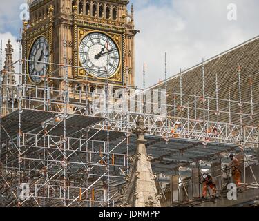 Arbeitnehmer können gesehen werden, das Gerüst rund des Palace of Westminster Aufbau, wie Uhrturm Big Ben im Hintergrund zu sehen ist. Stockfoto