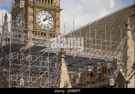 Arbeitnehmer können gesehen werden, das Gerüst rund des Palace of Westminster Aufbau, wie Uhrturm Big Ben im Hintergrund zu sehen ist. Stockfoto