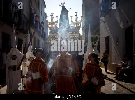 Ministranten verbreiten Weihrauch vor dem Bild der Cristo De La Humildad (Christus der Demut) während der Karwoche in Baeza, Jaen Stockfoto