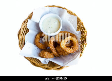 Gebratener Tintenfisch mit weißer Soße für Vorspeise auf weißem Hintergrund Stockfoto