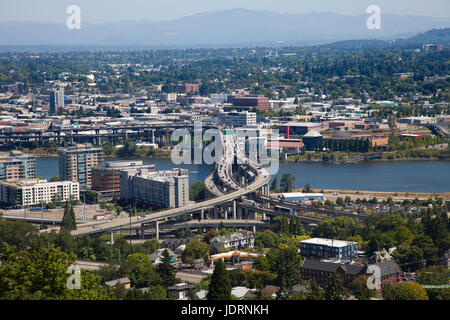 Amerika, Bundesstaat Oregon, Stadt von Portland, Übersicht mit Willamette River und Marquam Bridge Stockfoto