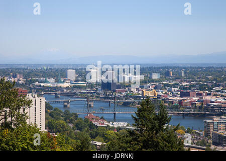 Amerika, Bundesstaat Oregon, Stadt von Portland, Übersicht mit Willamette River, Hawthorne Bridge, Morrison Bridge, Burnside Bridge Stockfoto