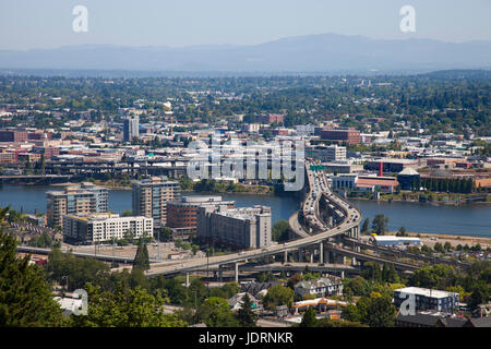 Amerika, Bundesstaat Oregon, Stadt von Portland, Übersicht mit Willamette River und Marquam Bridge Stockfoto