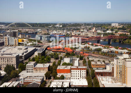 Amerika, Bundesstaat Oregon, Stadt von Portland, Übersicht mit Willamette River die rote Broadway Bridge und Fremont Bridge Stockfoto