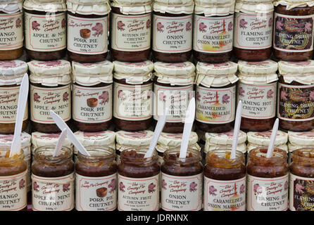 Verschiedene Aromen der handgefertigten Chutney in Gläser zu verkaufen. UK Stockfoto