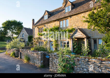 Am Abend Sonnenlicht auf Hütten in Lower Slaughter im Juni. Cotswolds, Gloucestershire, England Stockfoto