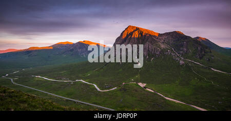 Ein Alpenglühen auf dem Gipfel des Buachaille Etive Mor und Meall ein Bhuiridh in Glencoe, Schottland am Mittsommer-Abend Stockfoto