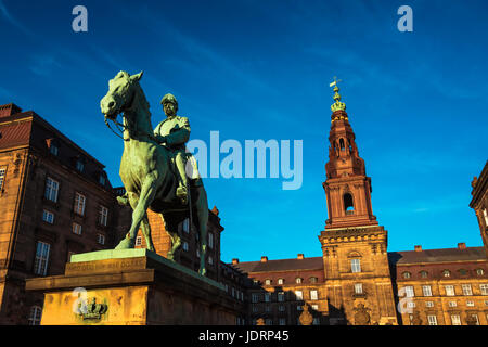 Reiterstandbild von König Christian die 9. Kopenhagen Dänemark innerhalb der dänischen Parlament Schloss Christiansborg Stockfoto