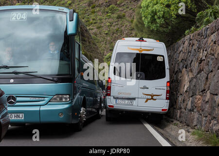 Verkehr, Kleinbussen, Autos, Busse auf der schmalen Bergstrasse von Santiago del Teide nach Masca auf Teneriffa, Kanarische Inseln, Spanien Stockfoto