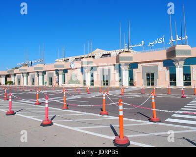 Eingang zum Flughafen in AGADIR Stadt in Marokko mit klaren blauen Himmel in 2017 warmen sonnigen Wintertag. Arabische Wörter bedeutet: Flughafen Al Massira, Afrika. Stockfoto