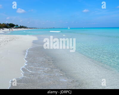 Sandstrand am karibischen Meer in VARADERO Stadt in Kuba mit klarem Wasser auf Küstenlandschaft und exotischen Palmen und Bäumen, klaren blauen Himmel im Jahr 2017 Stockfoto