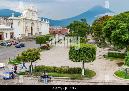 Antigua, Guatemala - September 7, 2009: der Central Park, die Kathedrale und Agua Vulkan in der kolonialen Stadt und UNESCO-Weltkulturerbe von Antigua, Guatemala Stockfoto