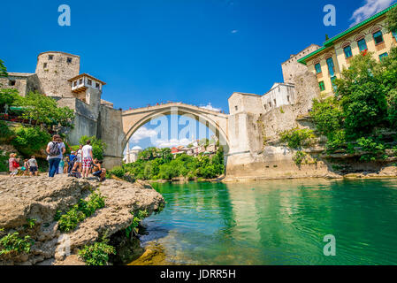 Stari Most ist eine aus dem 16. Jahrhundert osmanischen Brücke in der Stadt Mostar in Bosnien und Herzegowina, die überquert den Fluss Neretva Stockfoto
