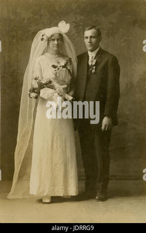 Antike c1910 Foto, Braut und Bräutigam Hochzeit Porträt. Lage ist wahrscheinlich in oder in der Nähe von Mankato, Minnesota.  QUELLE: ORIGINALFOTO. Stockfoto