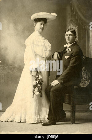 Antike c1910 Foto, mittleren Alters Braut und Bräutigam Porträt. Lage ist wahrscheinlich in oder in der Nähe von Mankato, Minnesota.  QUELLE: ORIGINALFOTO. Stockfoto