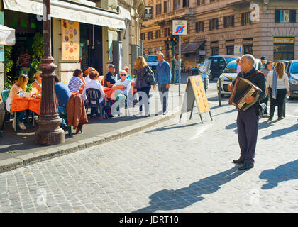 Rom, Italien - 1. November 2106: Straße Musiker am Akkordeon in einer alten Stadt Straße von Rom. Rom ist die 3. meistbesuchte Stadt in der EU nach L Stockfoto