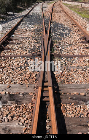 Verlassene Bahnstrecke von Cordoba, Almorchon, Richtungswechsel in Strecke überqueren, Gemeinde Espiel, in der Nähe von Cordoba, Spanien Stockfoto