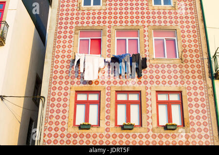 Porto-Traditionshaus dekoriert mit Kachel und typisch portugiesische Art zu trocknen von Kleidung. Portugal Stockfoto