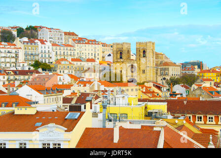 Skyline von Lissabon mit der berühmten Kathedrale von Lissabon. Portugal Stockfoto