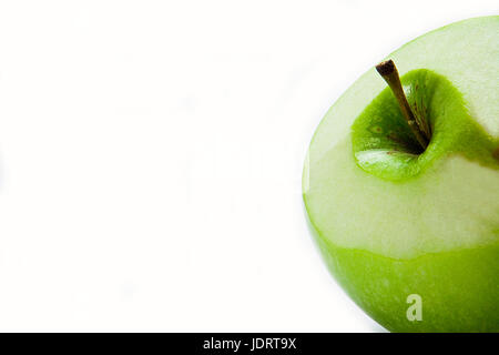 Grüner Apfel geschält frisch isolierten auf weißen Hintergrund Stockfoto