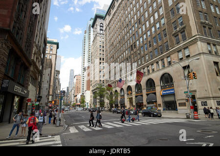Nachschlagen von 5th Avenue aus dem Textil Aufbau Nomad New York City USA Stockfoto