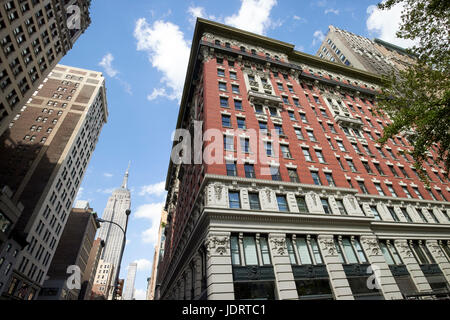 Das Gebäude mit gemischten Design Architektur architektonischen Details Nachschlagen von 5th Avenue mit Blick auf das Empire State building, New York City uns burton Stockfoto