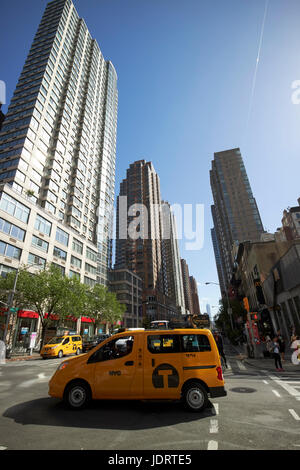 Blick nach unten entlang der 6th Avenue zwischen Chelsea (rechts) und Nomad (links) mit gelben Taxi über New York City USA Stockfoto