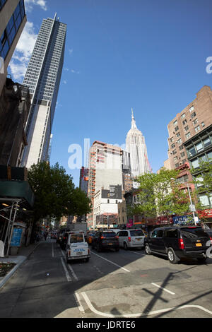 Suchen entlang der 6. Avenue zwischen Chelsea (links) und Nomad (rechts) mit Blick auf das Empire State Building in New York City USA Stockfoto