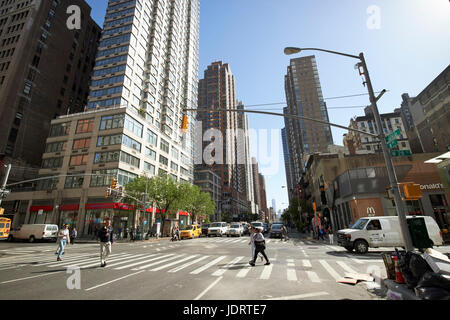 Blick nach unten entlang der 6th Avenue zwischen Chelsea (rechts) und Nomad links () New York City USA Stockfoto