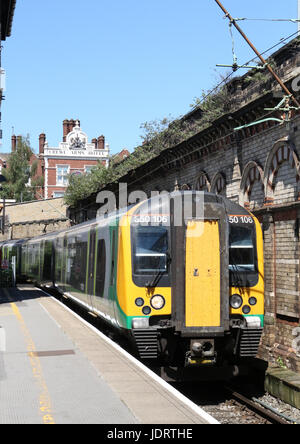 Klasse 350 London Midland livrierter Desiro elektrische Triebzug Ankunft in Crewe Bahnhof Bahnsteig 1 mit einem Personenzug nach Birmingham. Stockfoto