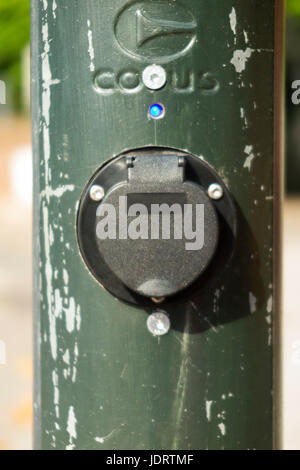 Eine Elektro-Auto-Ladegerät-Konvertierung von Ubitricity: smart Kabel auf eine Straßenlaterne, die jetzt ein Fahrzeug von Laternenpfahl Laden verwendet werden können. Twickenham UK Stockfoto