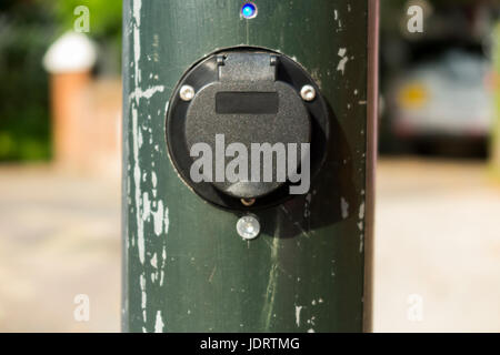 Eine Elektro-Auto-Ladegerät-Konvertierung von Ubitricity: smart Kabel auf eine Straßenlaterne, die jetzt ein Fahrzeug von Laternenpfahl Laden verwendet werden können. Twickenham UK Stockfoto