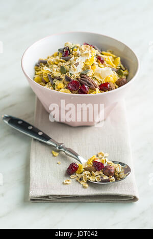 Leckeres, hausgemachtes Müsli mit Nüssen in Schüssel geben. Stockfoto