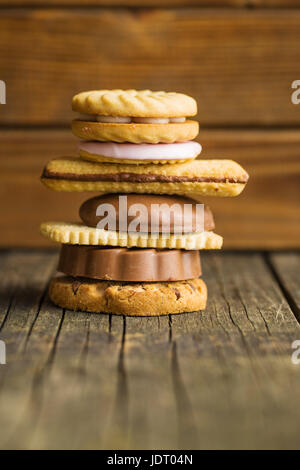 Verschiedene Kekse auf alten Holztisch. Stockfoto