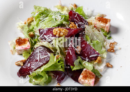 Beautiful Frühlingssalat mit Rüben und Feta. Stockfoto