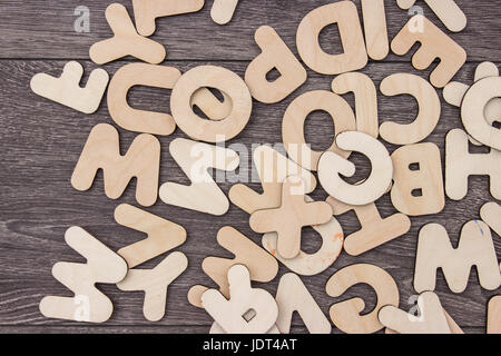Holzbuchstaben auf Holzbrett Hintergrund Stockfoto